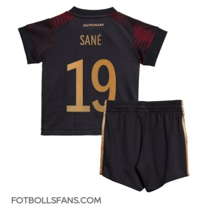 Tyskland Leroy Sane #19 Replika Bortatröja Barn VM 2022 Kortärmad (+ Korta byxor)
